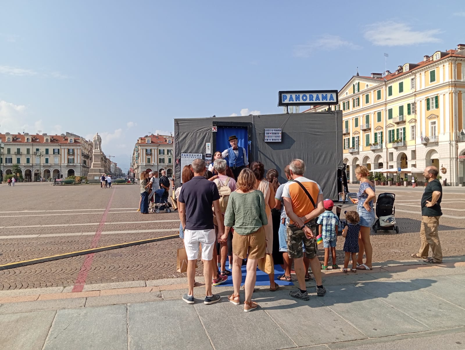 Panorama Kino Theater - In fila